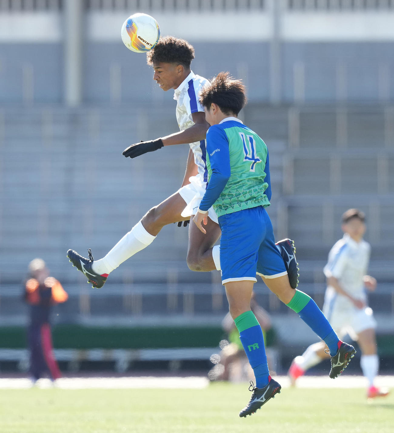 日体大柏対芦屋学園　前半、空中で競る日体大柏・オウイエ（左）（撮影・鈴木みどり）