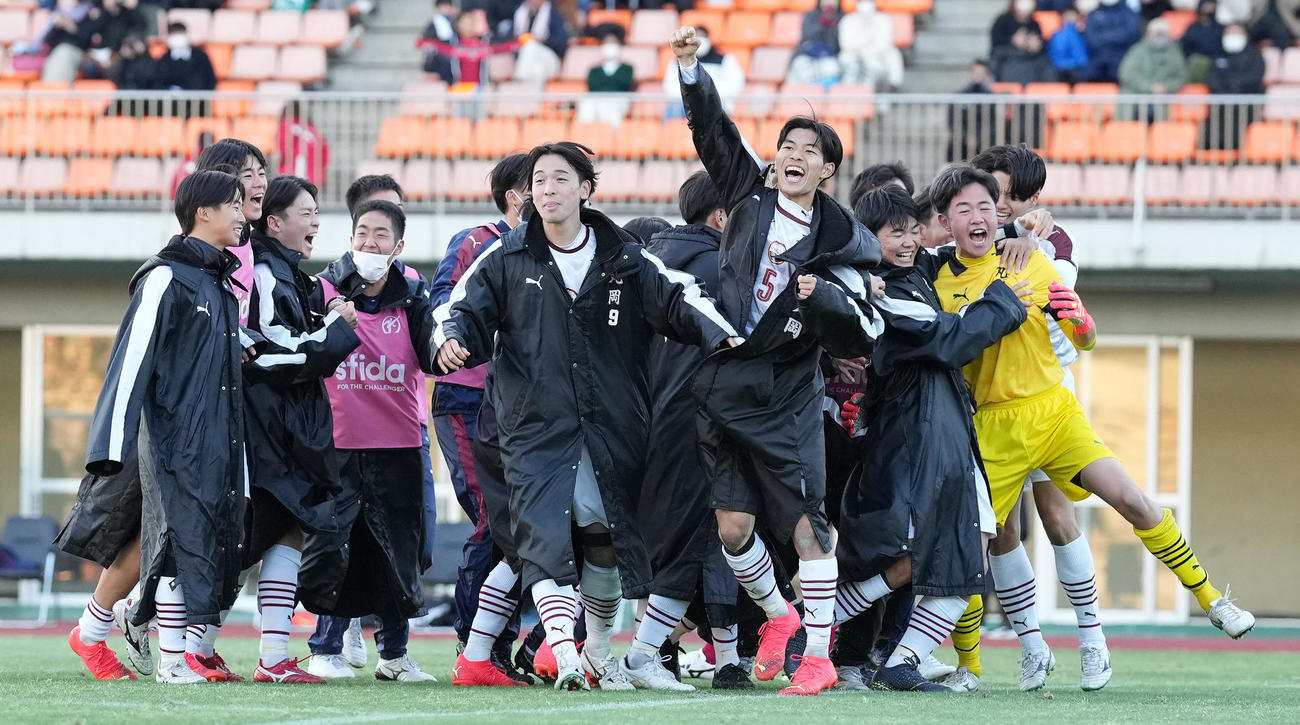 丸岡対高知　PK戦で勝利し、喜びを爆発させる丸岡イレブン（撮影・鈴木みどり）