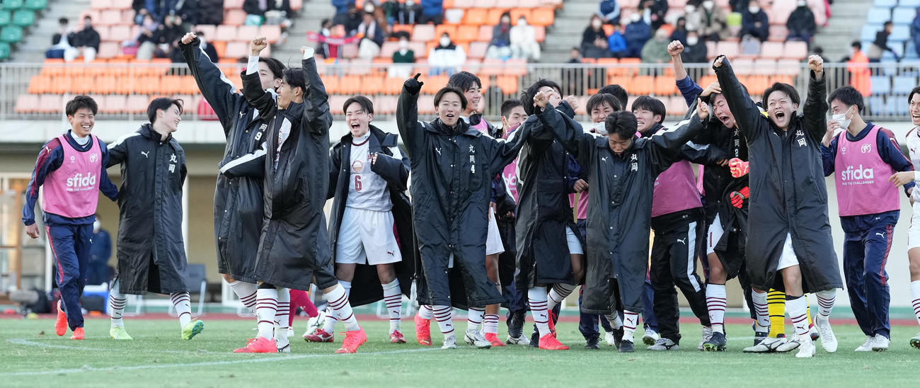 丸岡対高知　PK戦で勝利し、喜びを爆発させる丸岡イレブン（撮影・鈴木みどり）