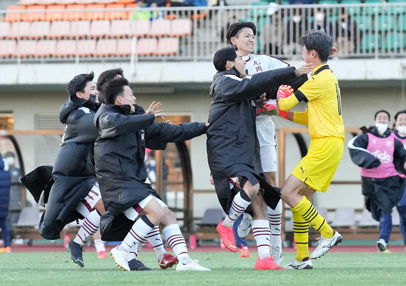 丸岡対高知　PK戦で勝利し、喜びを爆発させる丸岡イレブン（撮影・鈴木みどり）