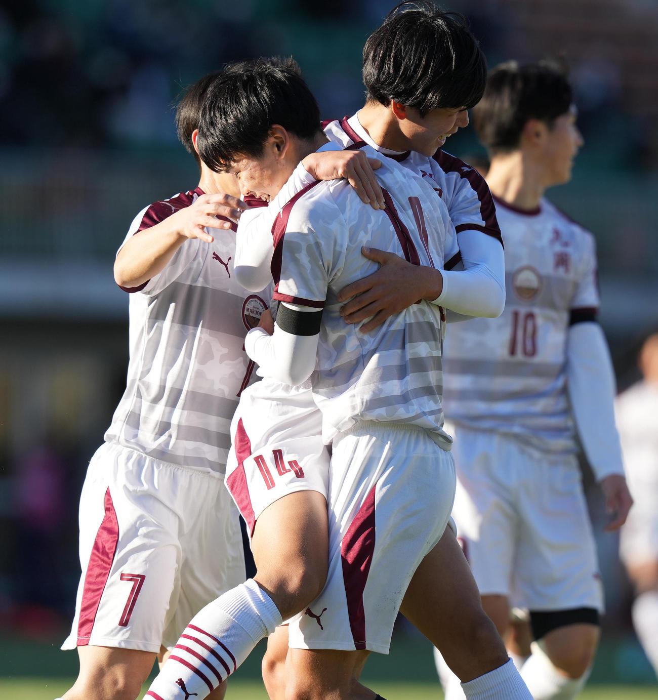 丸岡対高知　前半、ゴールを決め喜ぶ丸岡・小関（手前）（撮影・鈴木みどり）
