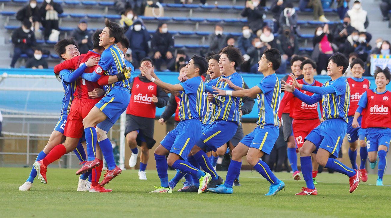 北海対国見　PK戦で勝利し喜ぶ国見の選手たち（撮影・野上伸悟）