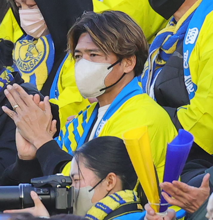 北海対国見　試合を終え両チームに拍手する国見OBの大久保氏（撮影・野上伸悟）