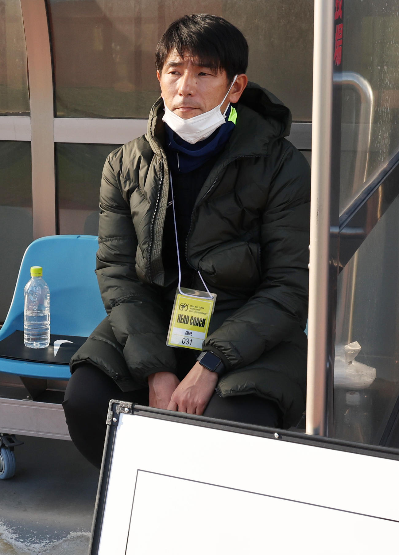 北海対国見　ベンチに座る国見・木藤監督（撮影・野上伸悟）