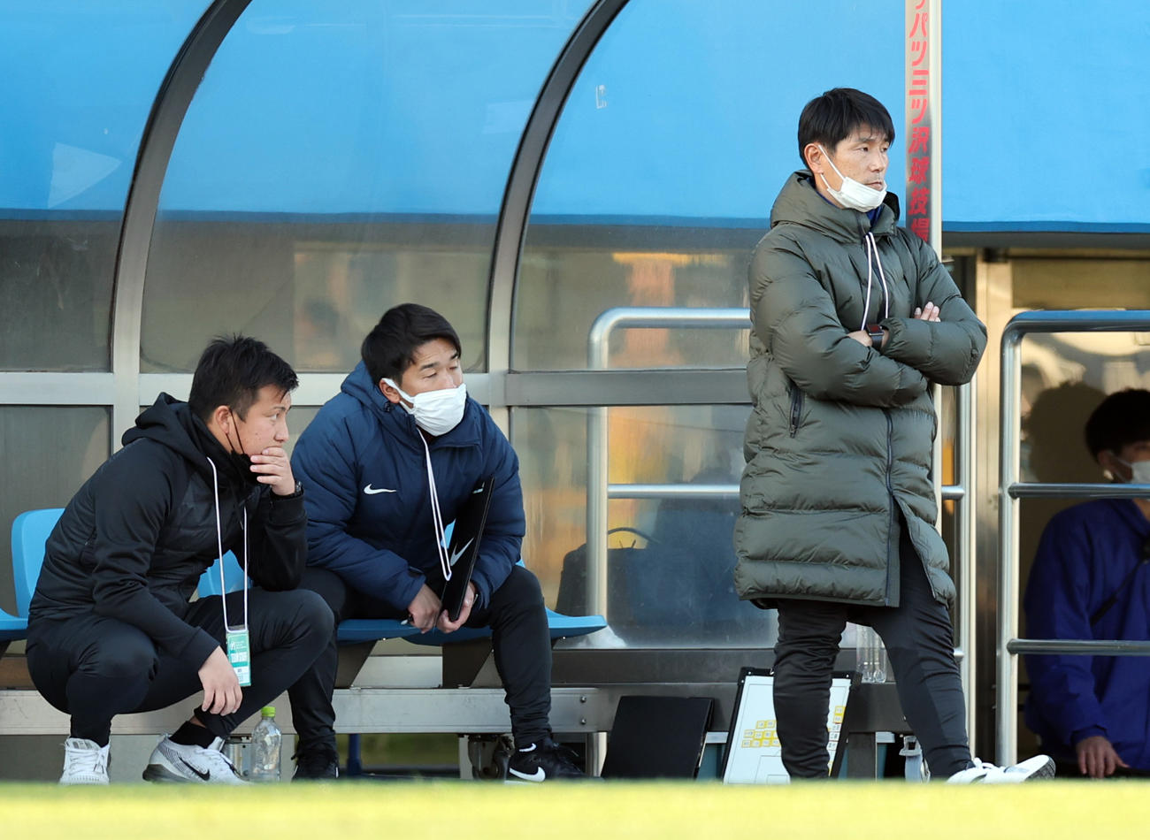 北海対国見　試合を見つめる国見・木藤監督（右端）（撮影・野上伸悟）