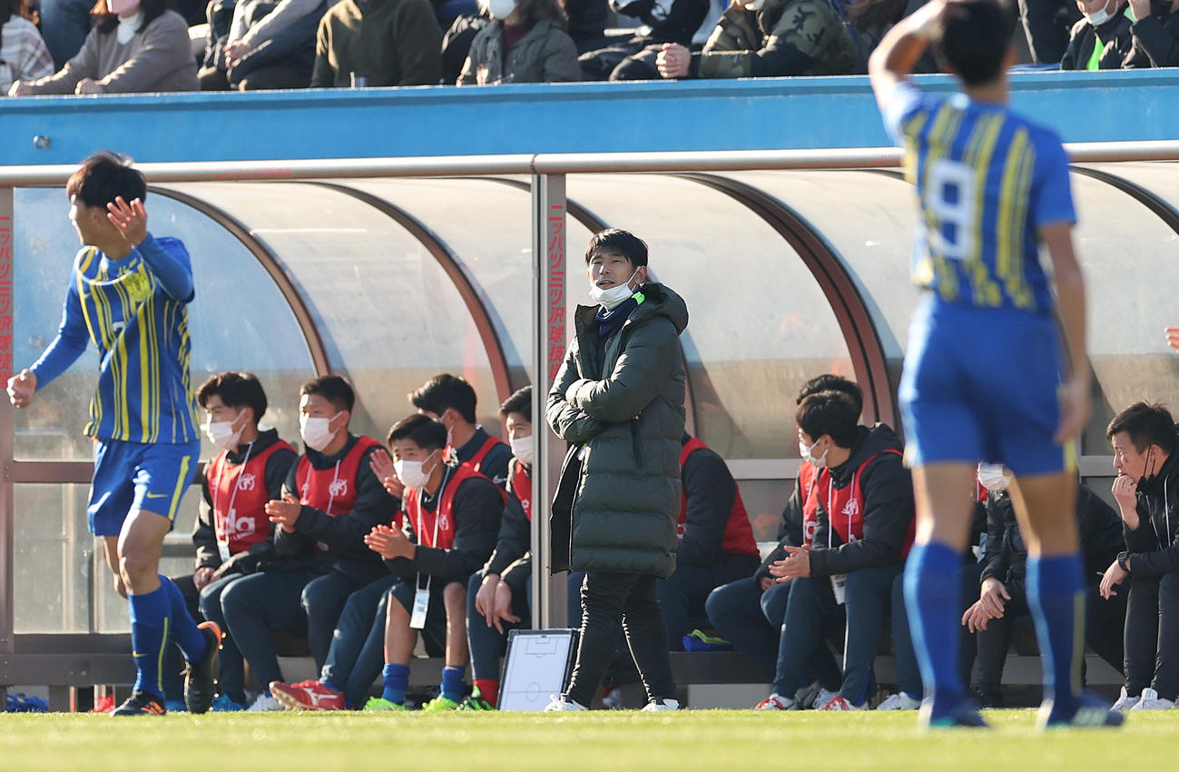 北海対国見　試合を見つめる国見・木藤監督（撮影・野上伸悟）