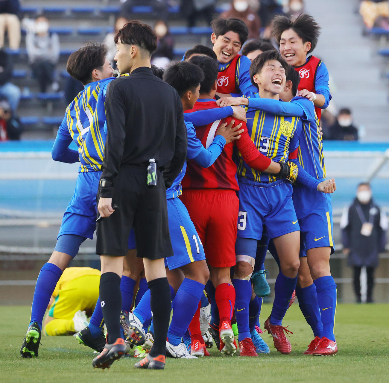 北海対国見　PK戦で勝利し喜ぶ国見の選手たち（撮影・野上伸悟）