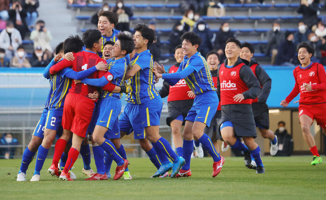 北海対国見　PK戦で勝利し喜ぶ国見の選手たち（撮影・野上伸悟）