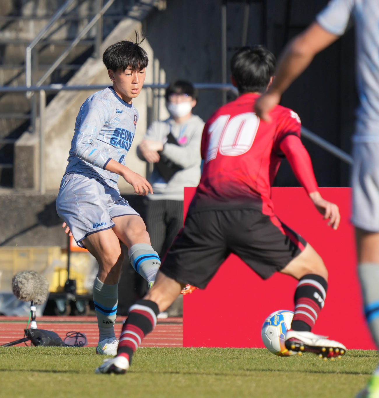 聖和学園対大分　前半、前線にパスを出す聖和学園・雫（撮影・小沢裕）