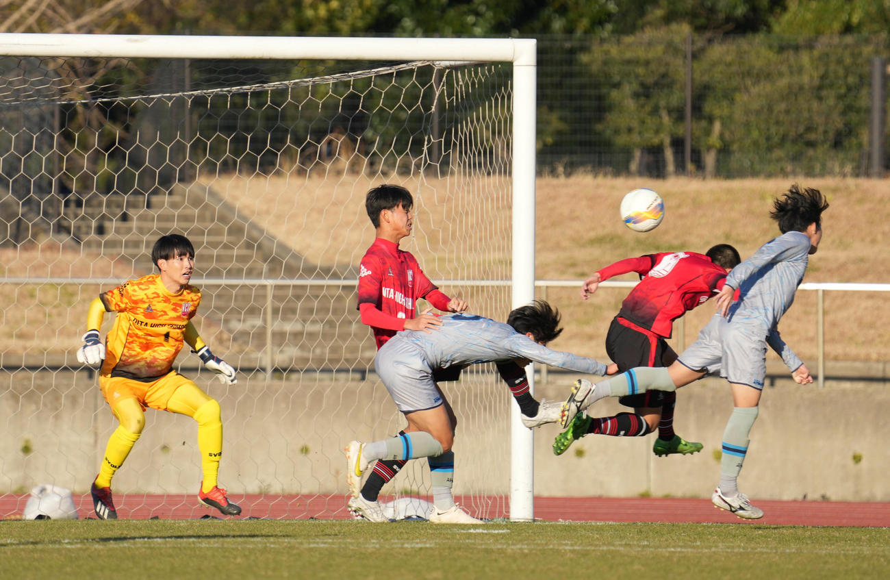 聖和学園対大分　後半、聖和学園・榁木（右）はチーム2点目のゴールを奪う（撮影・小沢裕）