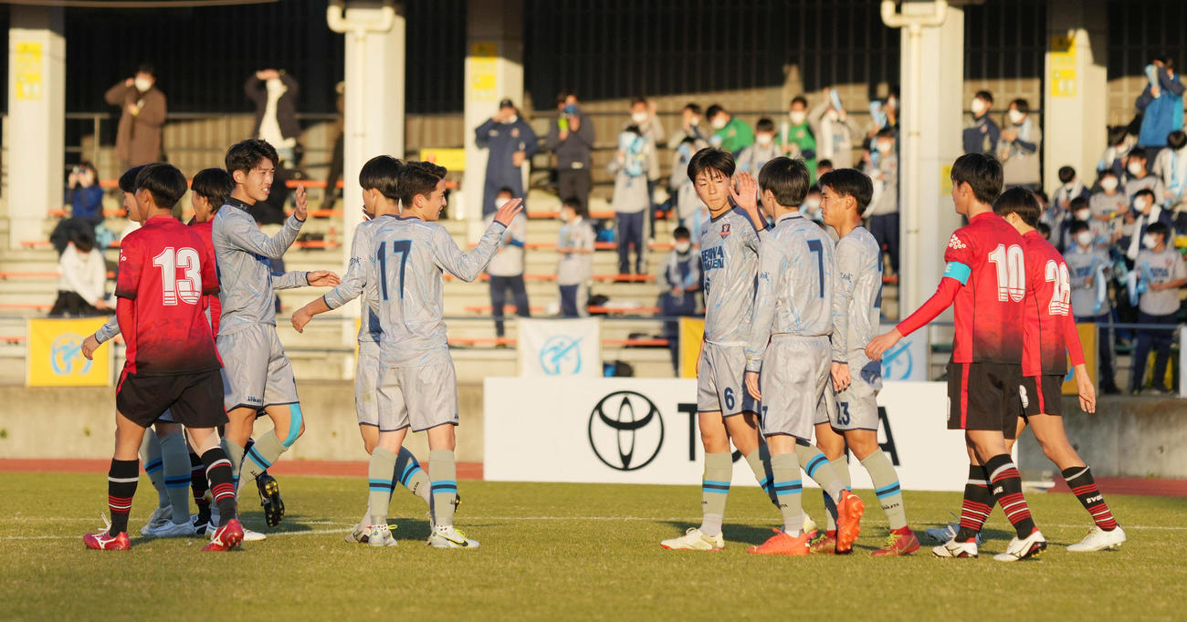 聖和学園対大分　2回戦進出を果たし勝利に沸く聖和学園イレブン（撮影・小沢裕）