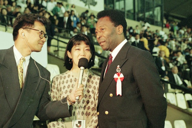 Jリーグ開幕戦　V川崎対横浜M　インタビューを受けるペレ氏（右）（1993年5月15日撮影）