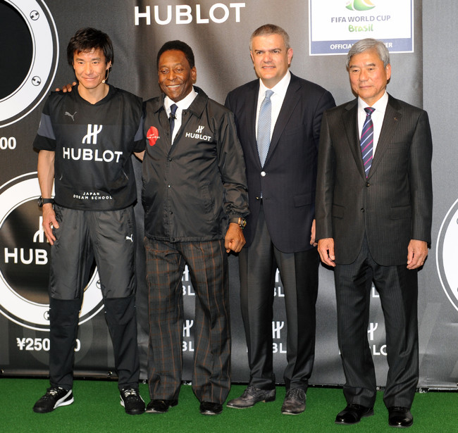 「HUBLOT（ウブロ）ワールドカップブラジル大会記念モデル発売イベント」に登場した左から中山雅史氏、ペレ氏、HUBLOT（ウブロ）CEOのリカルド・グアダルーペ氏、日本サッカー協会（JFA）の大仁邦弥会長（2014年3月13日撮影）