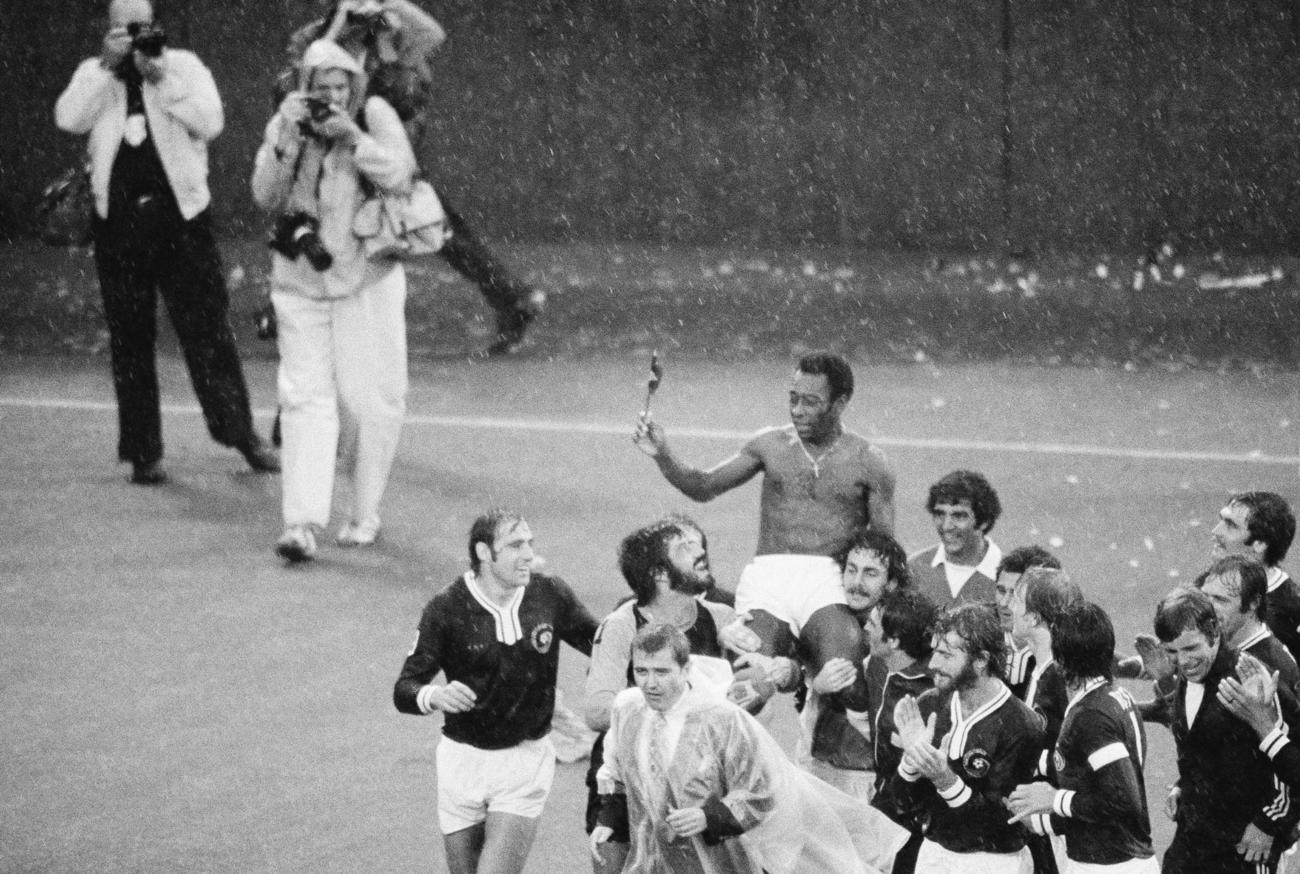 1977年10月1日、最後の試合を終えニューヨーク・コスモスのチームメイトに担がれてジャイアンツ・スタジアムを後にするペレさん（AP）