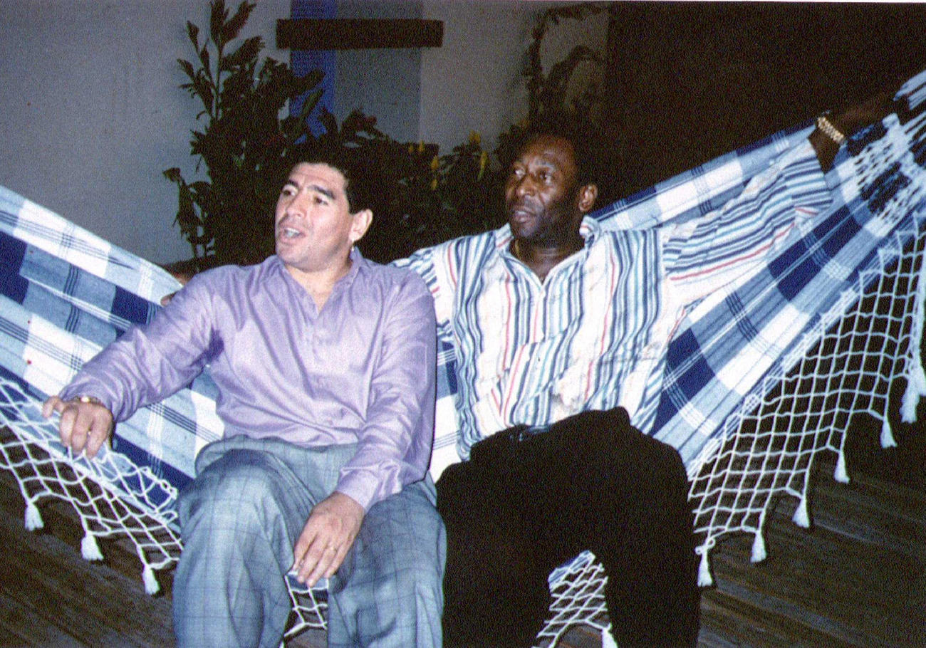 1995年5月、ハンモックの上で談笑するマラドーナ氏とペレ氏（ロイター）