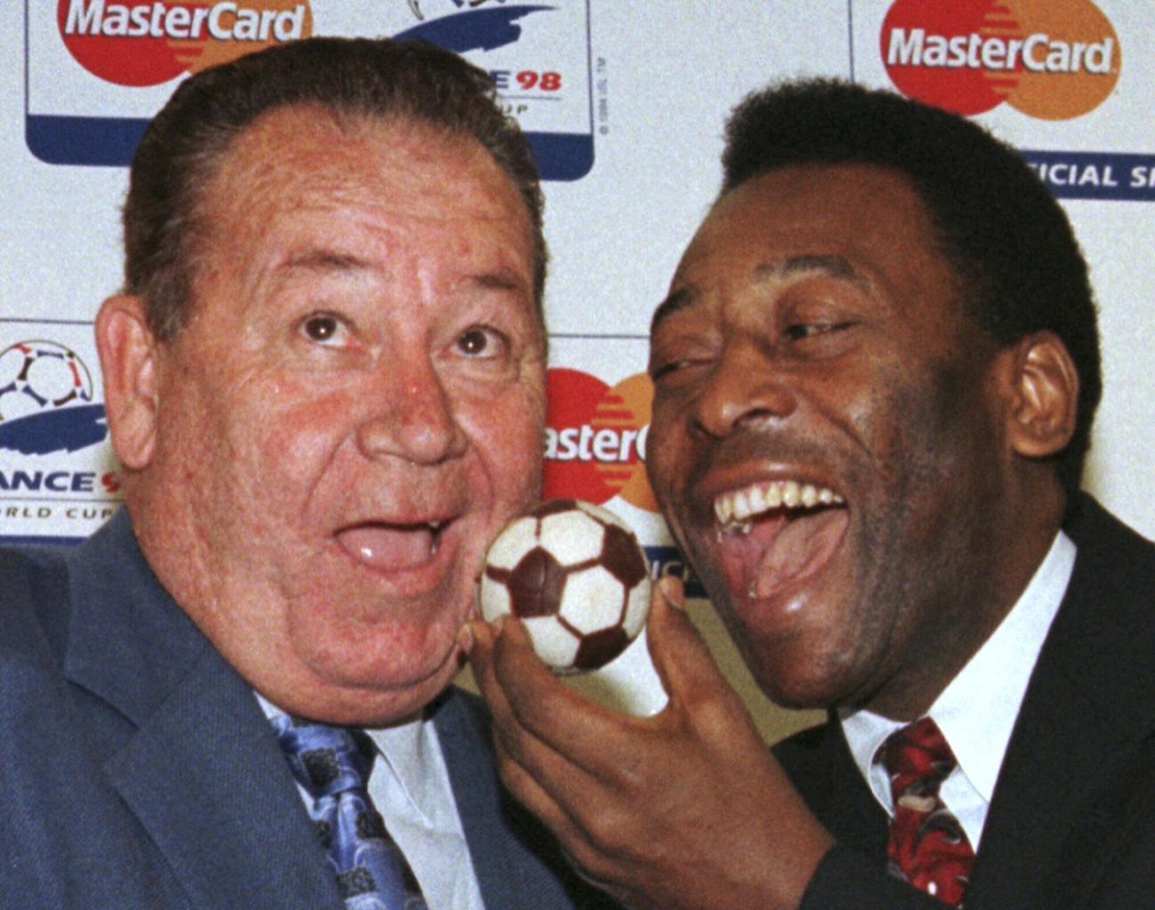 1998年7月5日、元フランス代表フォンテーヌ（左）にサッカーボールケーキをプレゼントするペレ氏(AP)