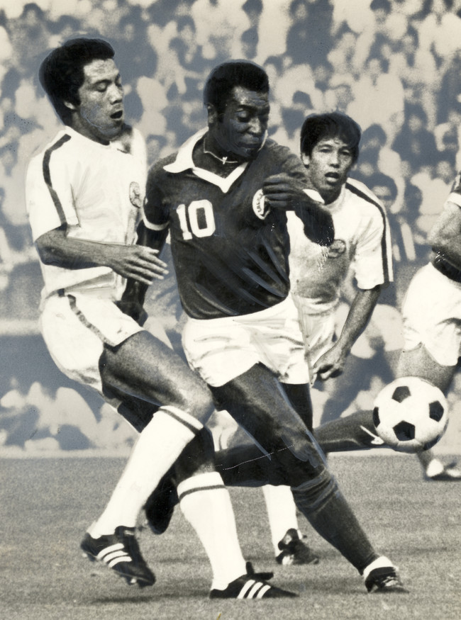 日米交歓サッカー第1戦　NYコスモス対古河電工　競り合うペレさん（右）と奥寺康彦（1977年9月10日撮影）