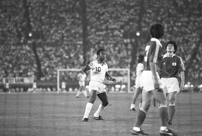 ペレ引退試合　ニューヨークコスモス対日本代表　ゴールを見つめるペレさん（1977年9月14日撮影）