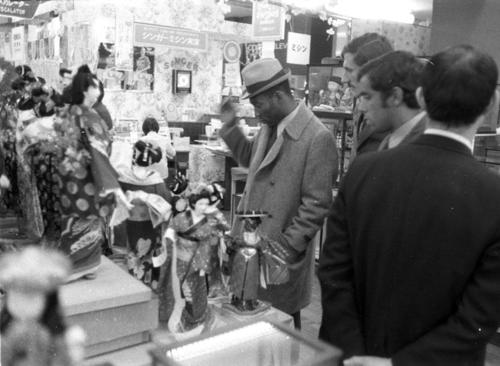 来日　銀座三越で買い物をするペレさん（1970年12月18日撮影）