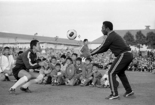 「ペレ・サッカー教室」でペレさんのコーチを受けハッスルする少年たち（1974年11月20日撮影）