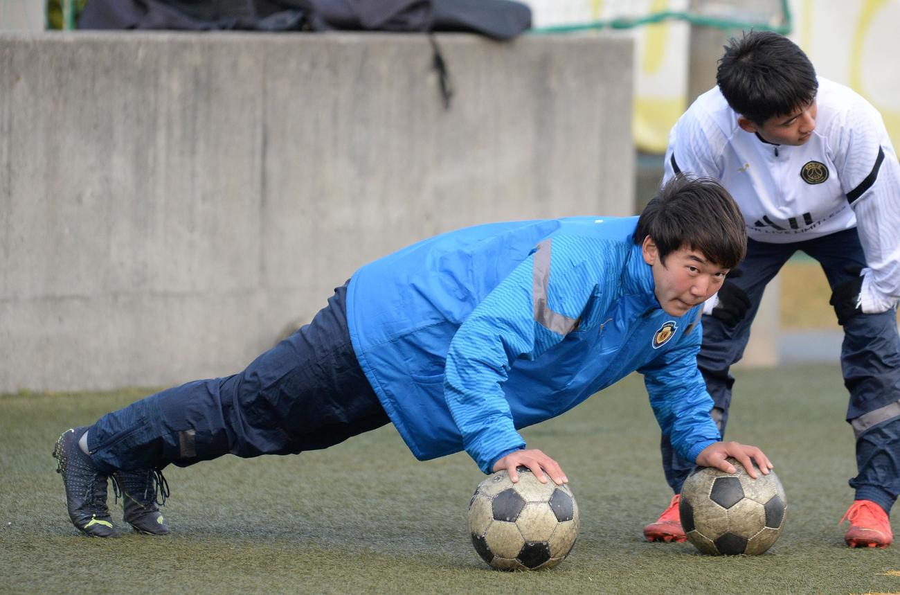 ボールを使った体幹トレーニングに励む浜松開誠館DF窪田