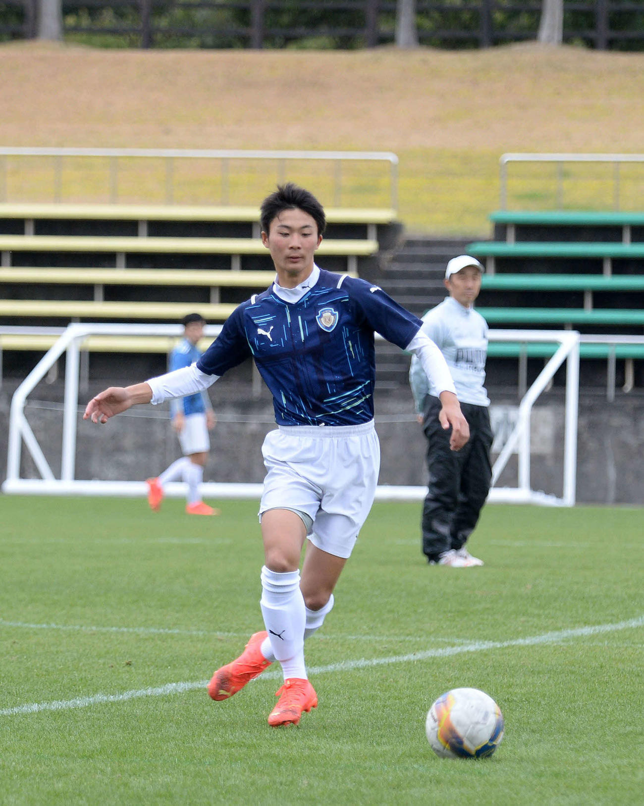 前線から献身的に走る浜松開誠館FW橘（21日）