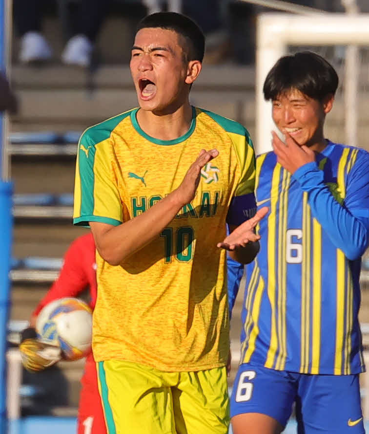 北海対国見　後半、ゴールを決め仲間を盛り上げる北海・桜庭（撮影・野上伸悟）