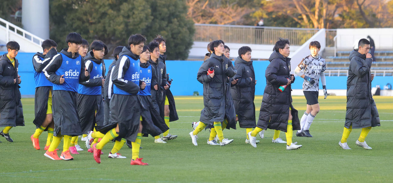 北海対国見　PK戦の末敗退し、無念の表情で応援席へのあいさつに向かう北海の選手たち（撮影・野上伸悟）