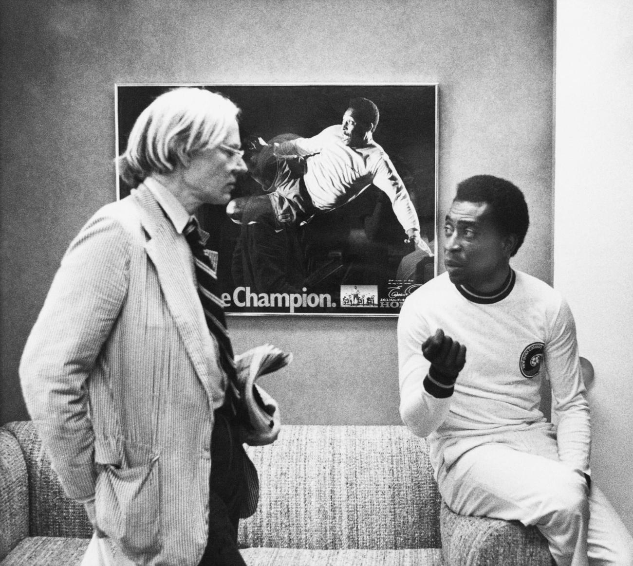 1977年、ペレ氏の肖像画の制作について話す画家のアンディ・ウォーホル（AP）