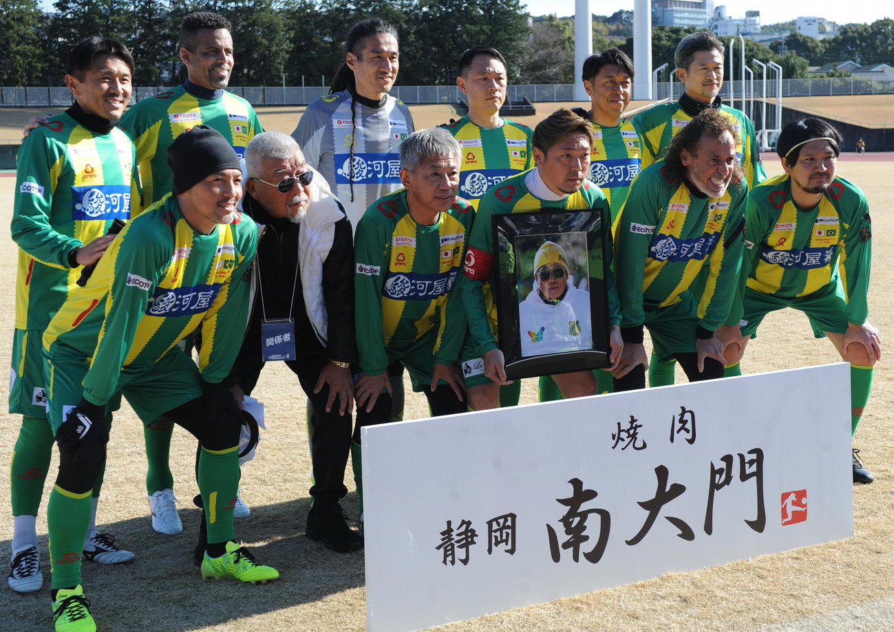 記念撮影に納まるチームYASUの選手たち