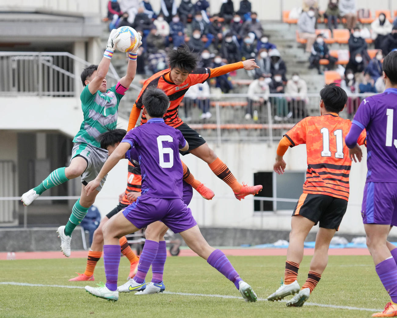 高川学園対富山第一　前半、高川学園・梅田は浮き球を競り合うも富山第一GK辰島（左）にキャッチされる（撮影・小沢裕）