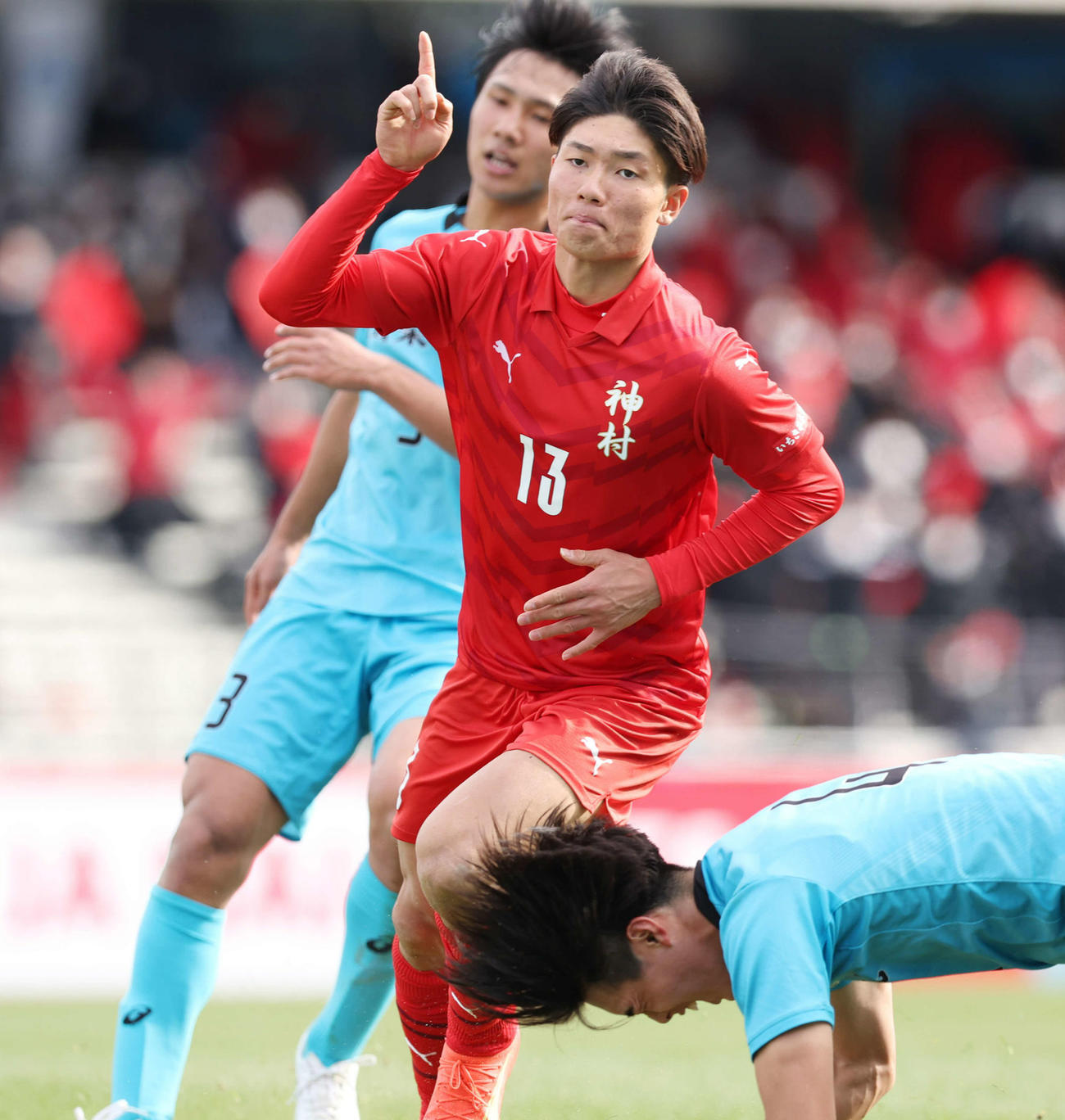山梨学院対神村学園　前半、ゴールを決めて指を突き刺す神村学園・福田（中央）（撮影・宮地輝）