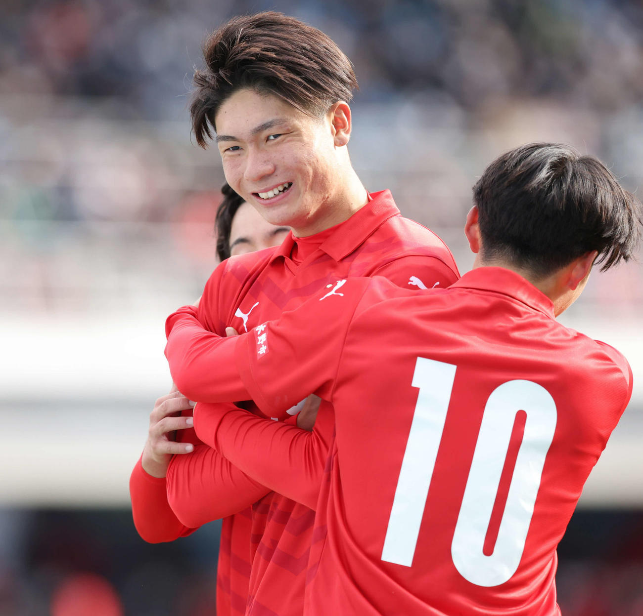 山梨学院対神村学園　前半、ゴールを決めて仲間に祝福され、笑顔の神村学園・福田（撮影・宮地輝）