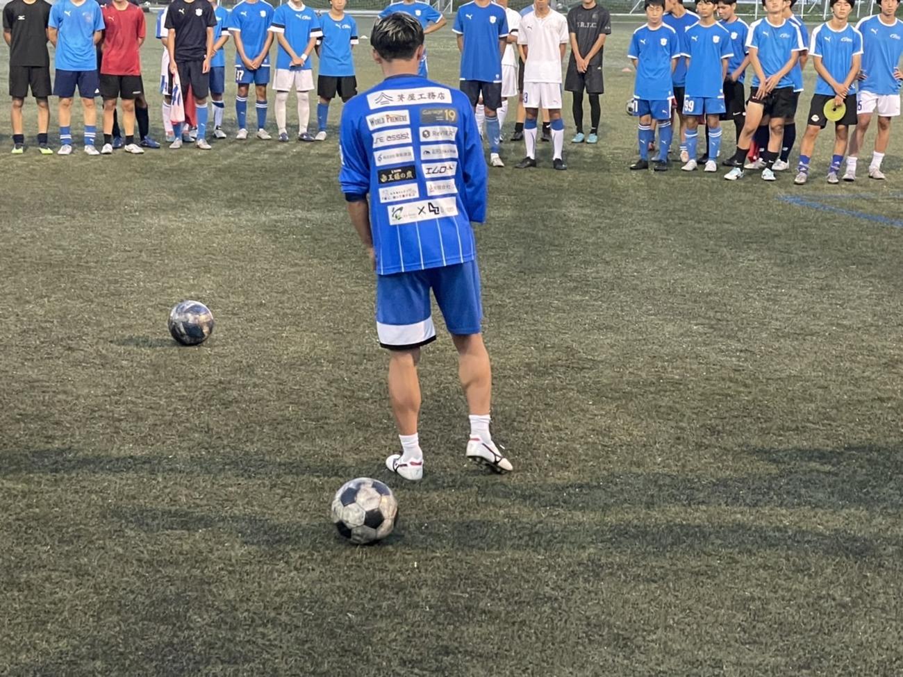 サッカー教室で指導する南葛SC関口訓充（本人提供）