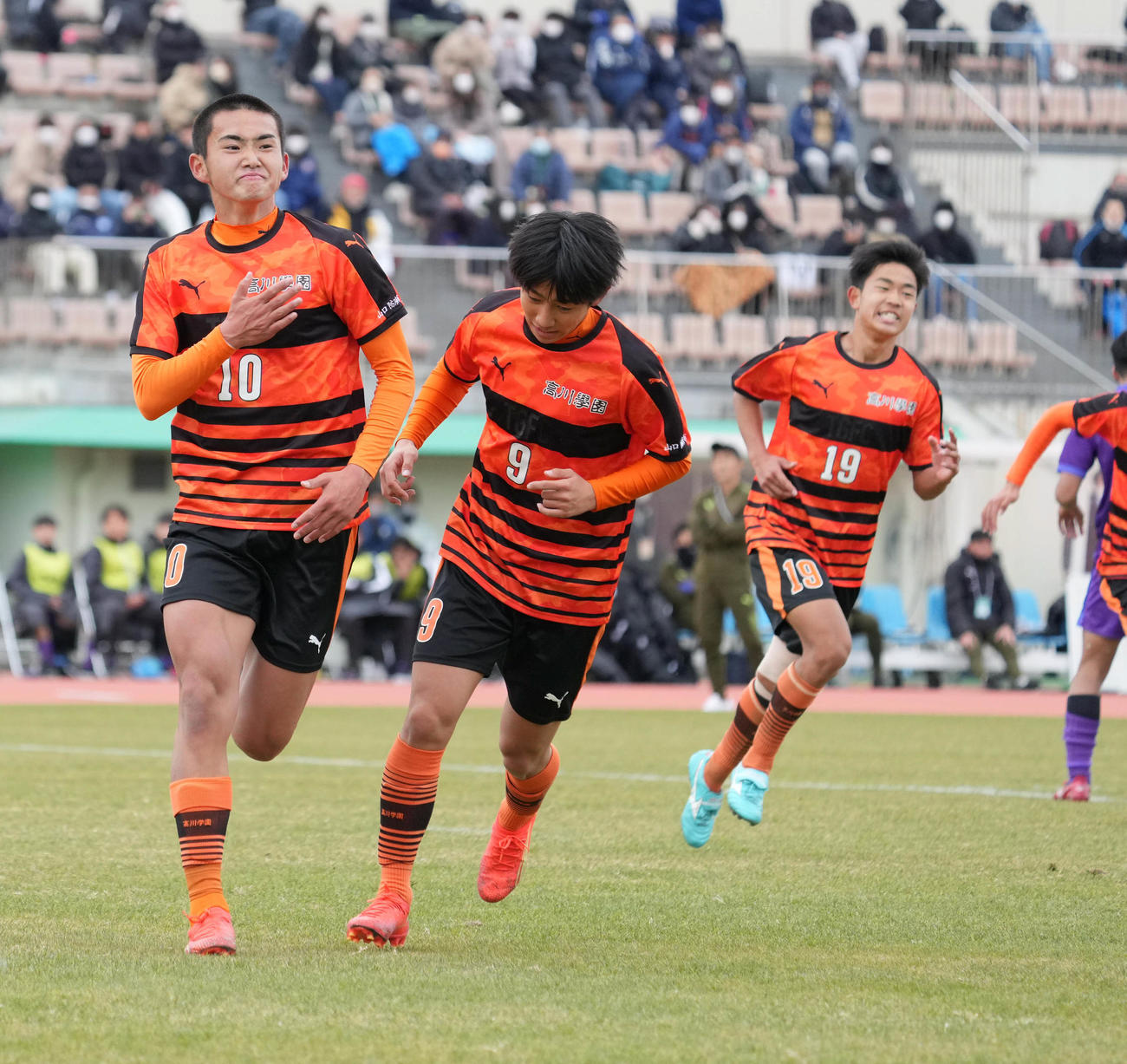 高川学園対富山第一　前半、高川学園・山本（左）はPKを決め走り出す（撮影・小沢裕）