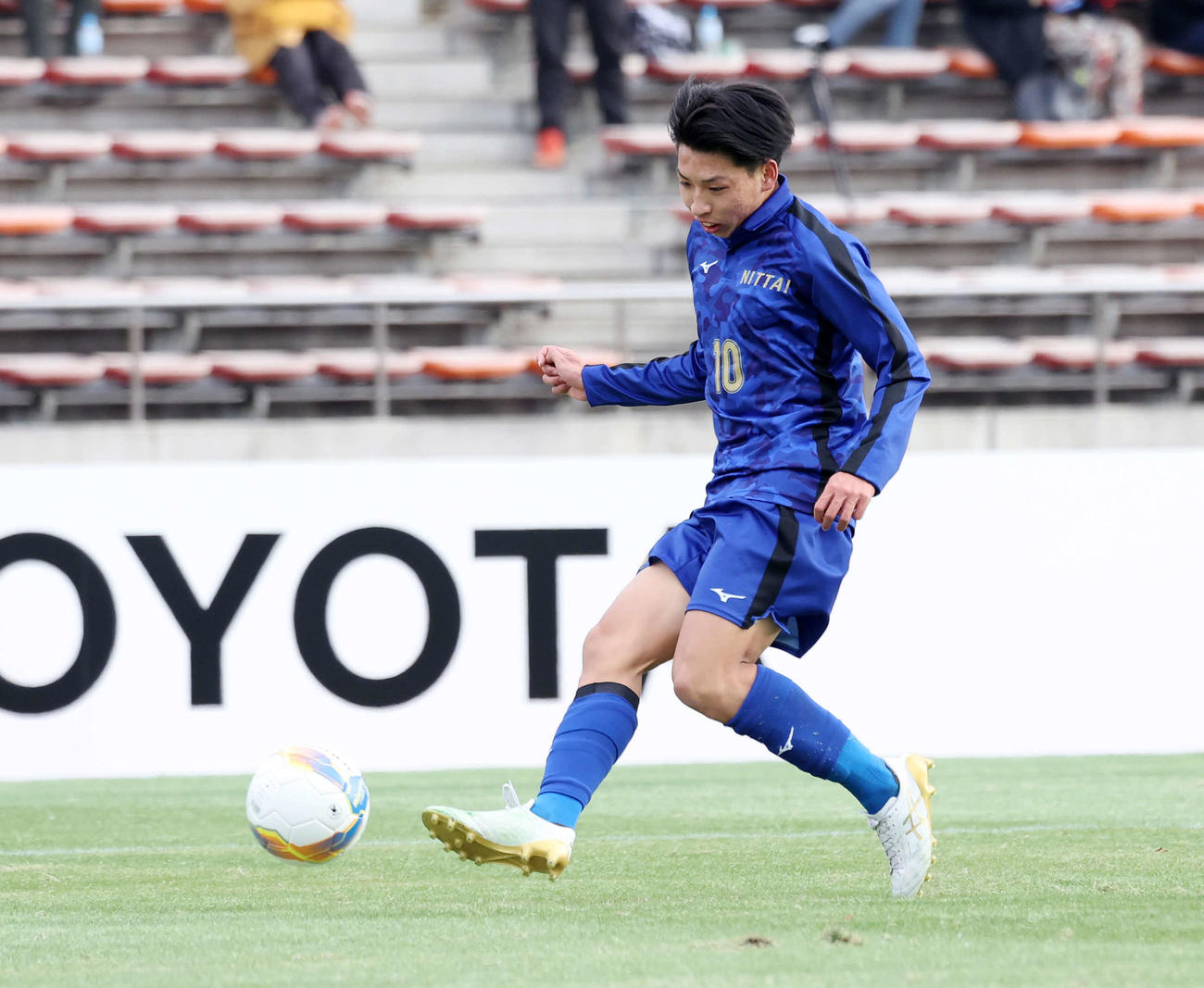 丸岡対日体大柏　前半、ゴールを決める日体大柏・古谷（撮影・鈴木正人）