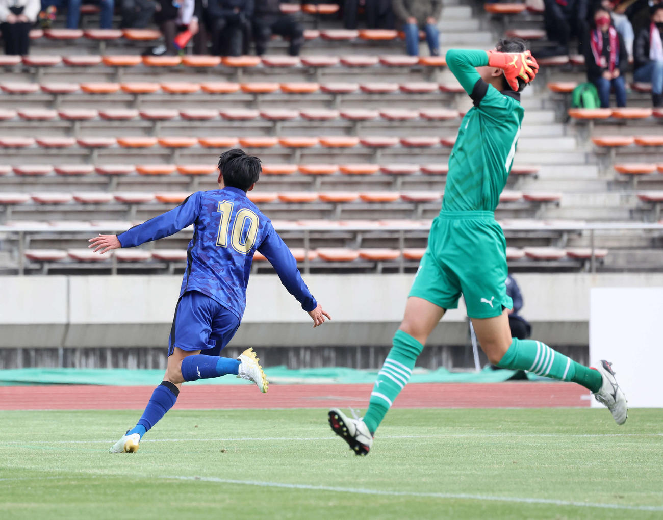 丸岡対日体大柏　前半、ゴールを決め喜ぶ日体大柏・古谷（左）と悔しがる丸岡GK清水（撮影・鈴木正人）
