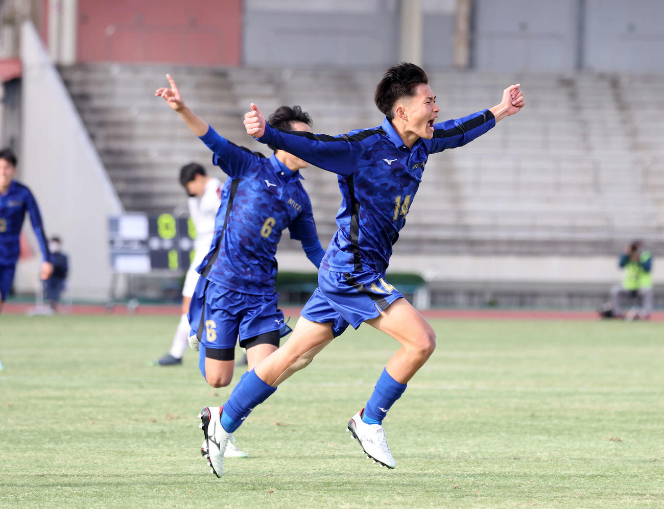 丸岡対日体大柏　ゴールを決めガッツポーズで雄たけびを上げる日体大柏・片野（右）（撮影・鈴木正人）