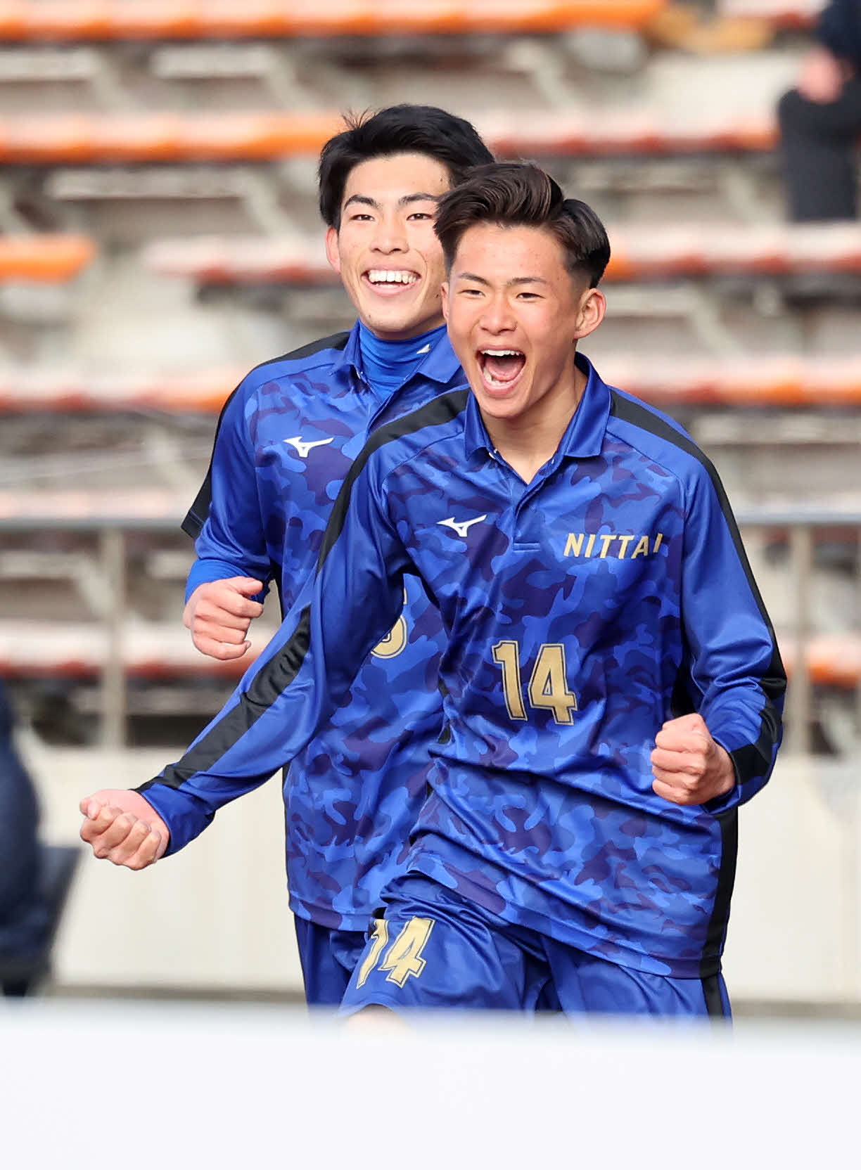 丸岡対日体大柏　ゴールを決めガッツポーズで雄たけびを上げる日体大柏・片野（右）（撮影・鈴木正人）