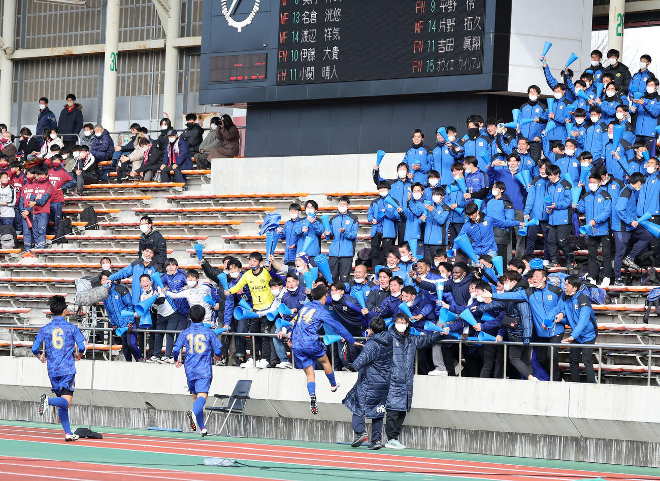 丸岡対日体大柏　後半、日体大柏・片野（右下）がゴールを決め喜ぶ応援席（撮影・鈴木正人）
