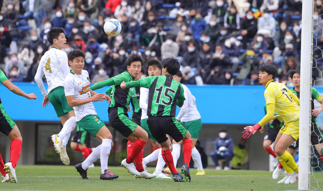 青森山田対広島皆実　後半、ヘディングで先制ゴールを決める青森山田・三橋（撮影・野上伸悟）