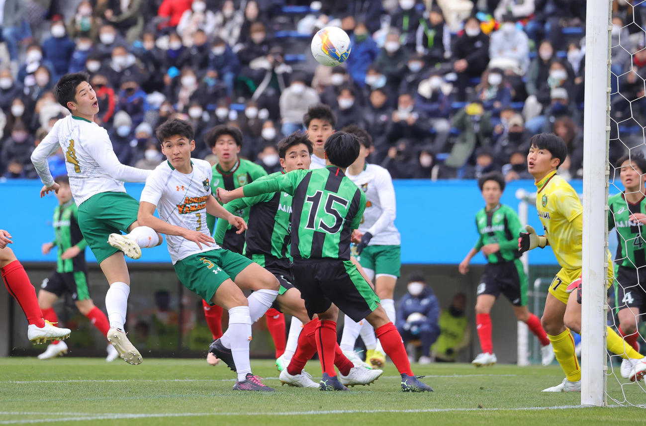 青森山田対広島皆実　後半、ヘディングで先制ゴールを決める青森山田・三橋（撮影・野上伸悟）