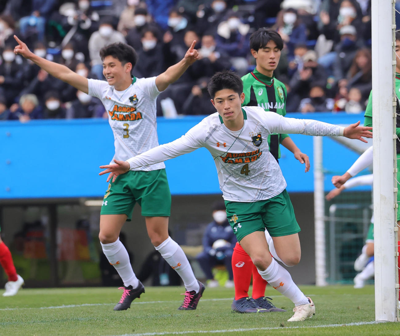 青森山田対広島皆実　後半、先制ゴールを決め喜ぶ青森山田・三橋（右）（撮影・野上伸悟）