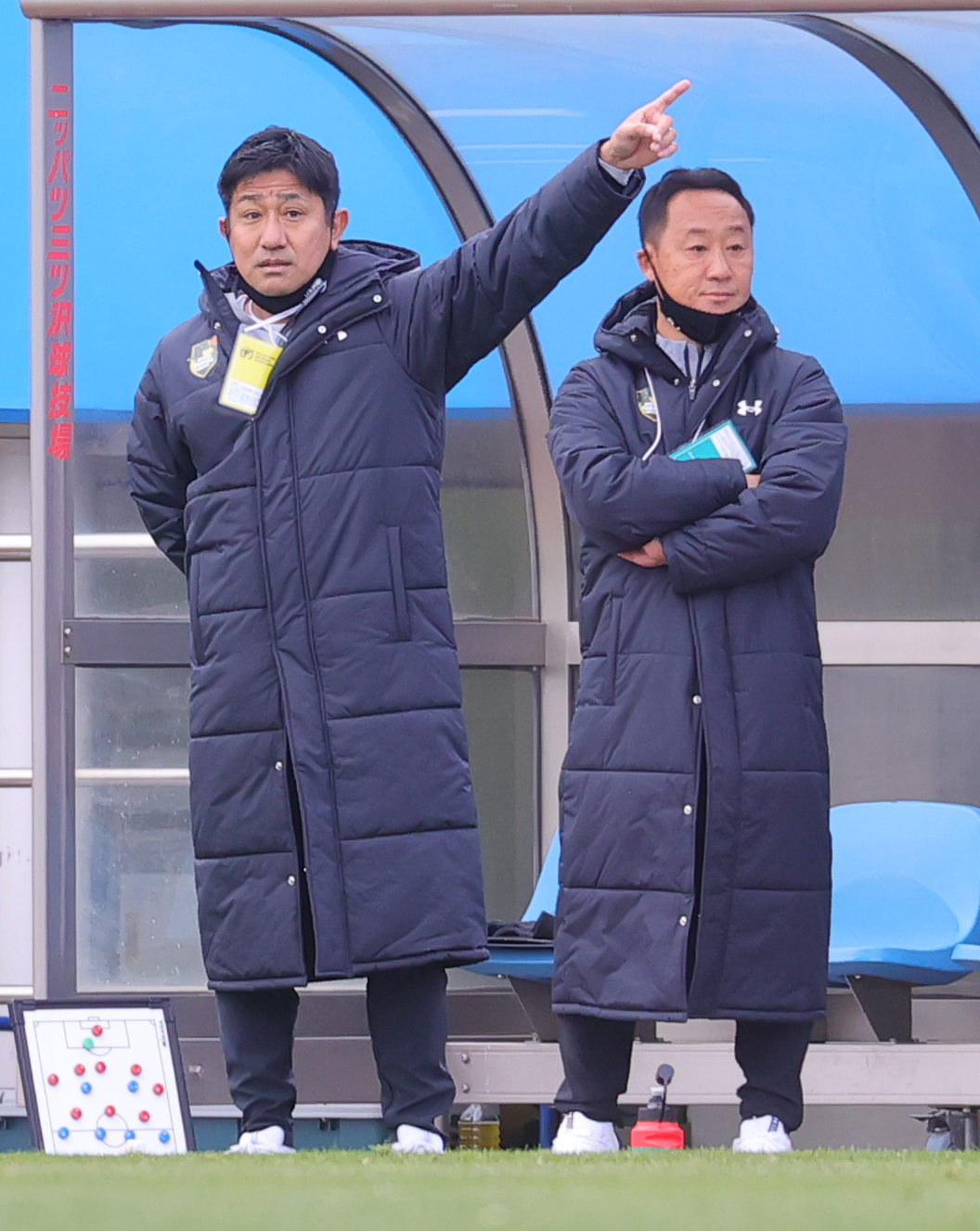 青森山田対広島皆実　試合を見守る青森山田・正木監督（左）と黒田総監督（撮影・野上伸悟）
