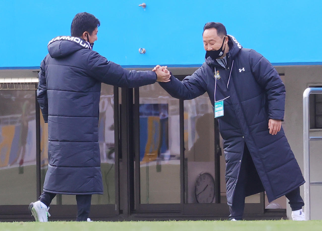 青森山田対広島皆実　1－0で勝利し喜び合う青森山田・正木監督（左）と黒田総監督（撮影・野上伸悟）