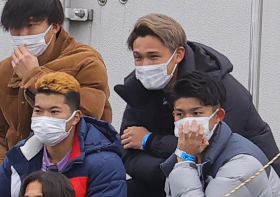 青森山田対広島皆実　観戦するJ1東京松木（後列右）ら青森山田の昨年度優勝メンバー。前列左から渡辺、東海大・丸山（撮影・野上伸悟）
