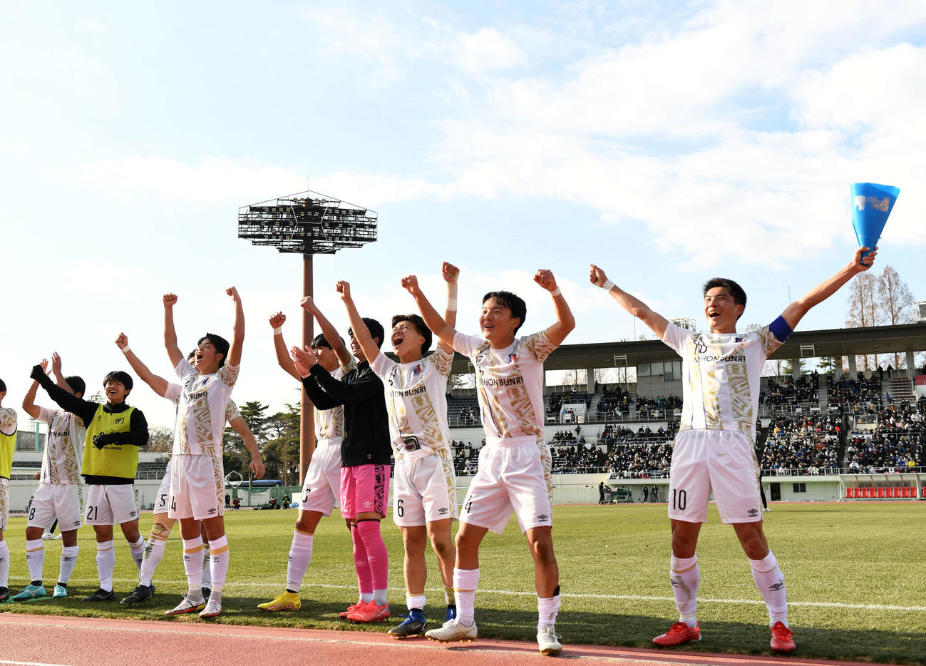 3回戦進出を決め応援スタンド前で歓喜する日本文理イレブン（撮影・横山健太）