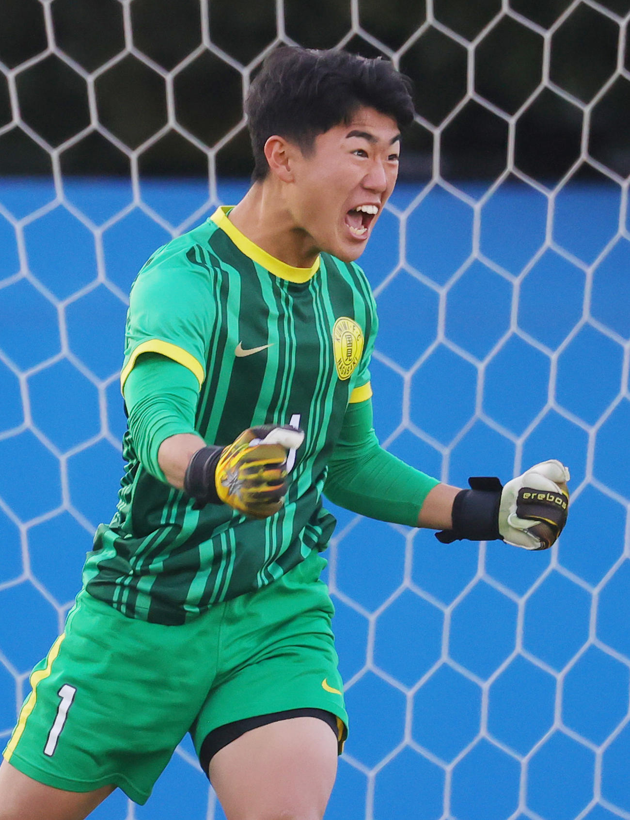 尚志対国見　PK戦で尚志4人目のキックを止め喜ぶ国見GK今村（撮影・野上伸悟）