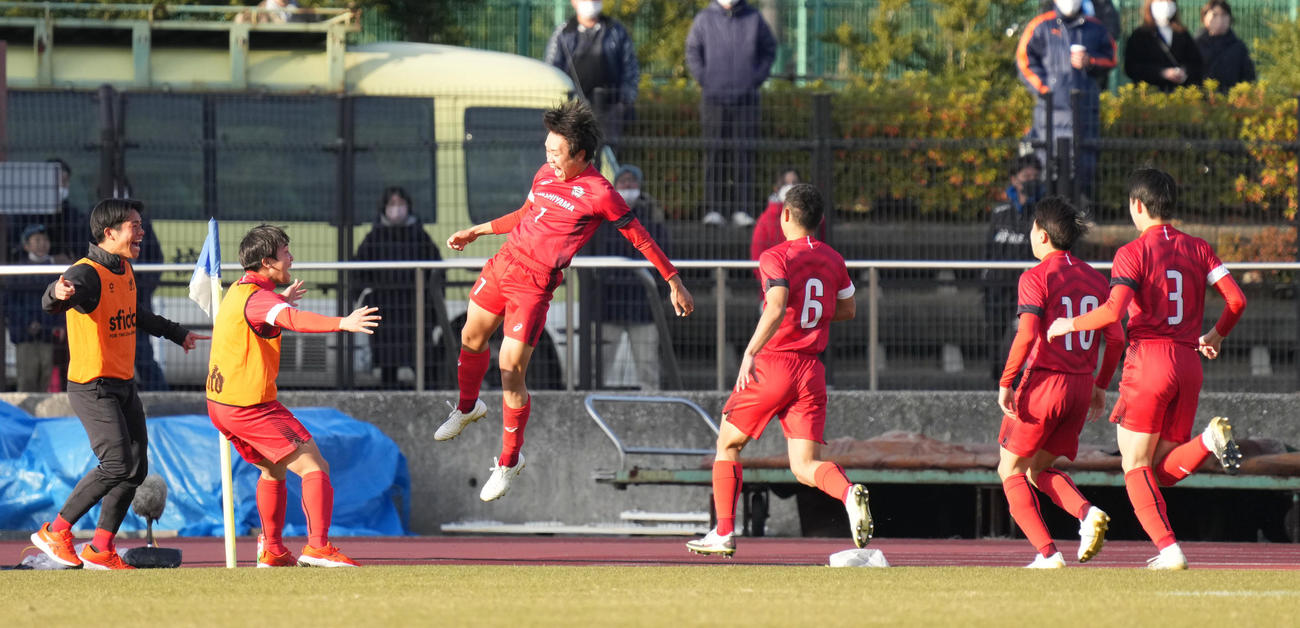東山対聖和学園　後半、東山・真田（中央）は先制ゴールを奪う（撮影・小沢裕）