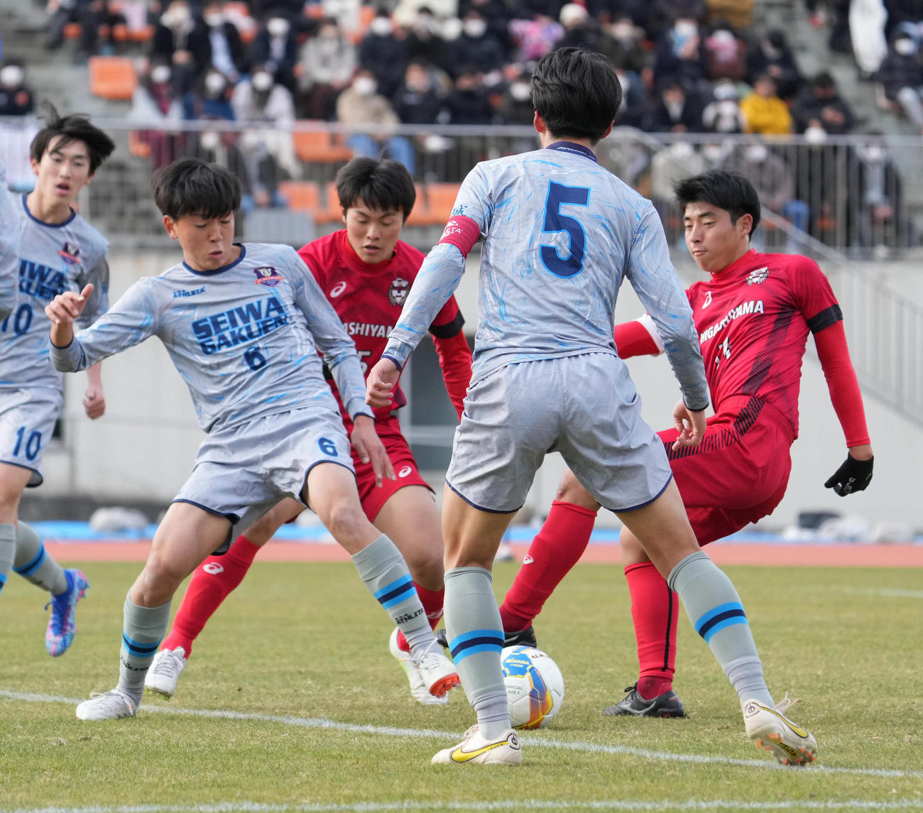 東山対聖和学園　前半、聖和学園・雫（左）とペナルティーエリア内で競り合う東山・北村（撮影・小沢裕）